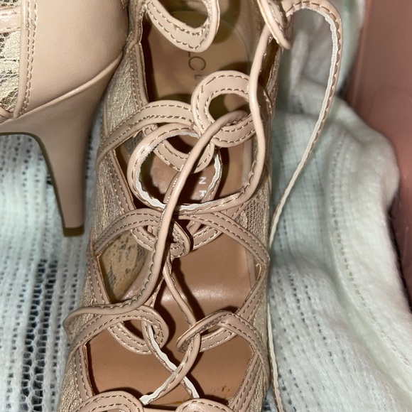 SOLD Lace design heels blush pink - Picture 2 of 6